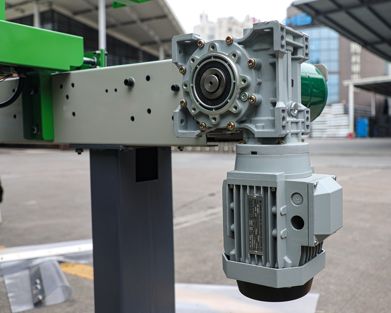 EcoWood CFS-200 CFS-200 OPT  Привод транспортеров  Привод подающего и приемного ленточных транспортеров осуществляется с помощью компактных и надежных мотор-редукторов, мощностью 0,75 кВт каждый  Применяются оригинальные подшипники NSK 